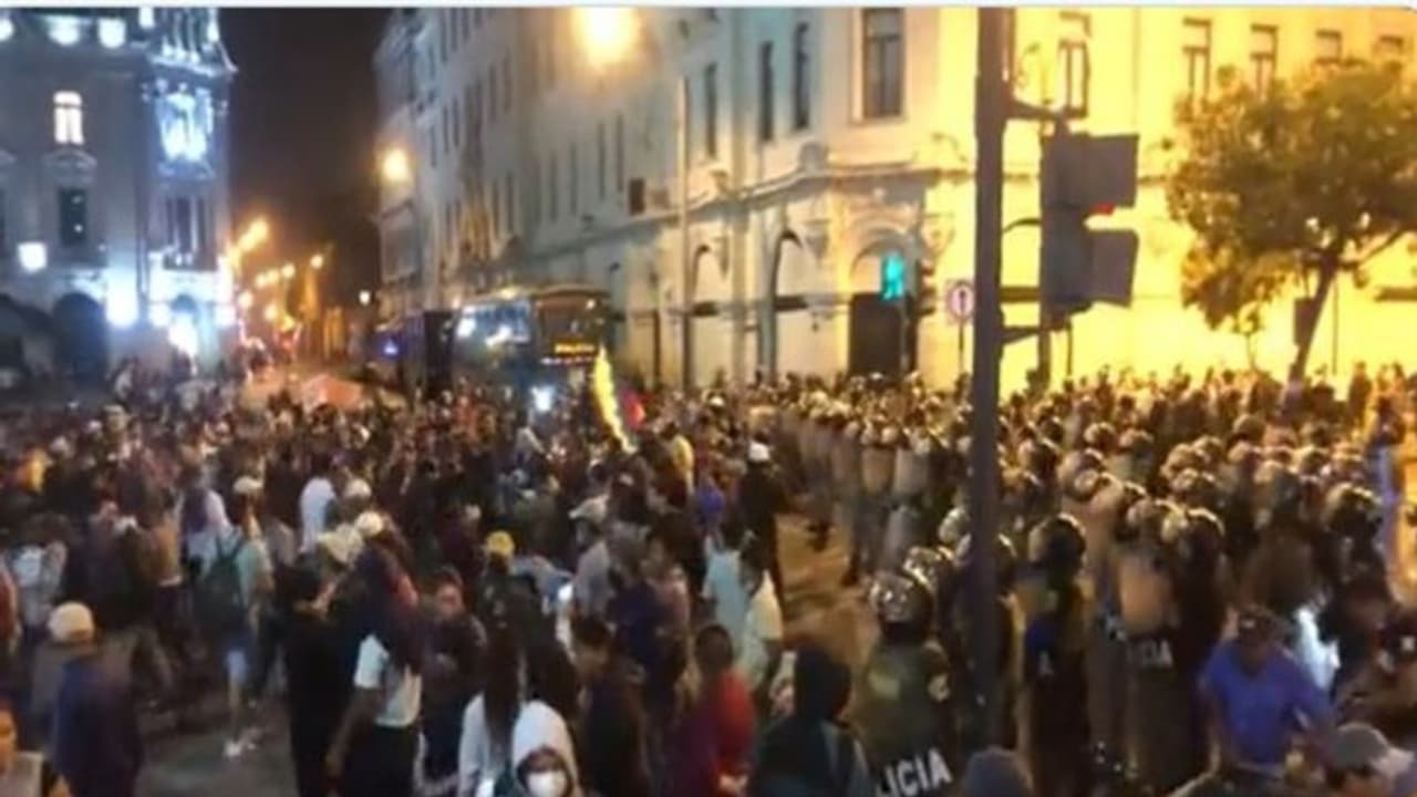 పెరూలో రాజకీయ సంక్షోభం.. హింసాత్మక ఘర్షణల్లో ఇద్దరి మృతి.. 20 మందికి గాయాలు