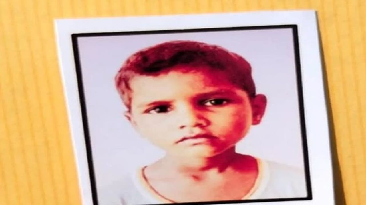 प्रतापगढ़: सनकी युवक ने पटक पटककर की मासूम की हत्या, आरोपी को पकड़ने की बजाय पुलिस दे रही ऐसी सलाह