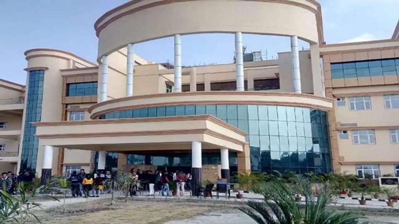 5 घंटे तक दौड़ाया, कागज पर भर्ती होने के 4 मिनट बाद ही गर्भवती को किया मृत घोषित, जानिए 3 मौतों का पूरा सच 5 घंटे तक दौड़ाया, कागज पर भर्ती होने के 4 मिनट बाद ही गर्भवती को किया मृत घोषित, जानिए 3 मौतों का पूरा सच