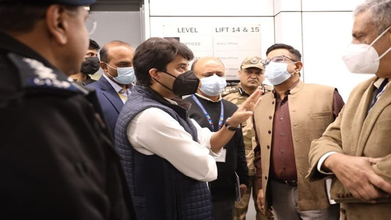 मंत्री को मिली खबर बस अड्डे सा हो गया दिल्ली एयरपोर्ट का हाल, सच्चाई जानने पहुंचे तो लगा शिकायतों का अंबार