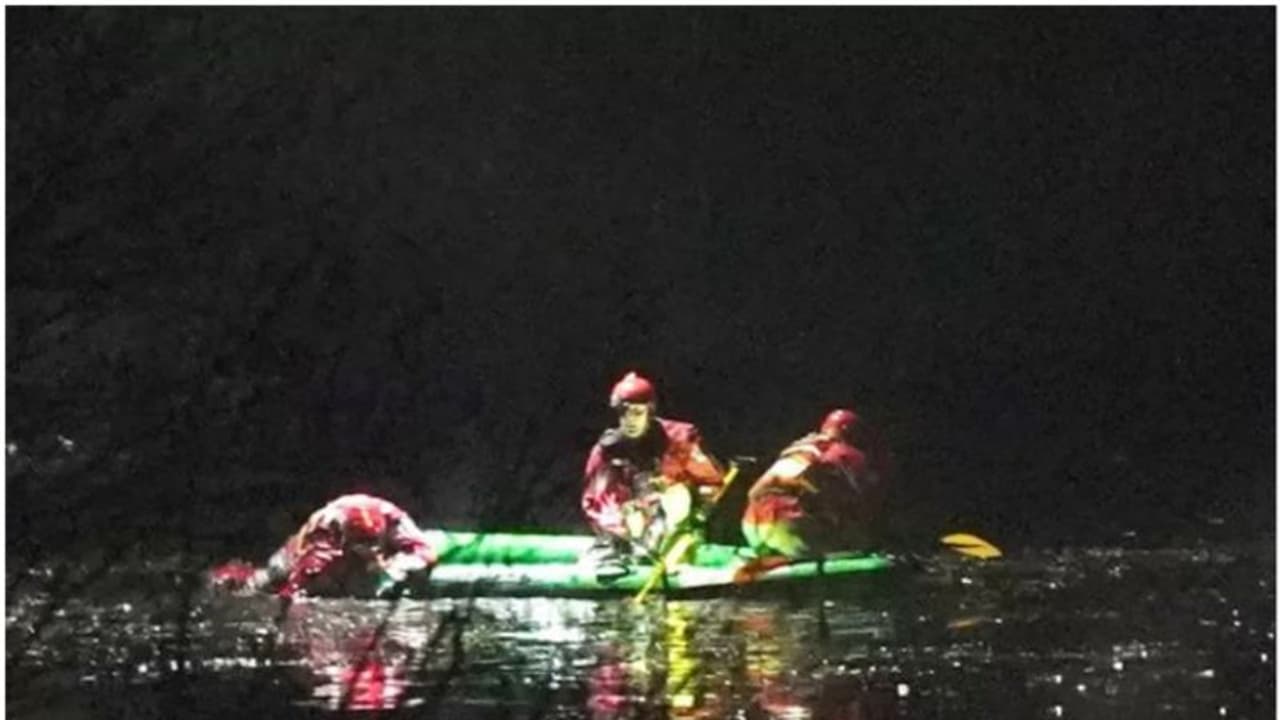 കൂട്ടുകാരെ രക്ഷിക്കാനുള്ള ശ്രമത്തിനിടയില് തണുത്തുറഞ്ഞ ജലാശയത്തില് വീണ മൂന്ന് കുട്ടികള് മരിച്ചു കൂട്ടുകാരെ രക്ഷിക്കാനുള്ള ശ്രമത്തിനിടയില് തണുത്തുറഞ്ഞ ജലാശയത്തില് വീണ മൂന്ന് കുട്ടികള് മരിച്ചു