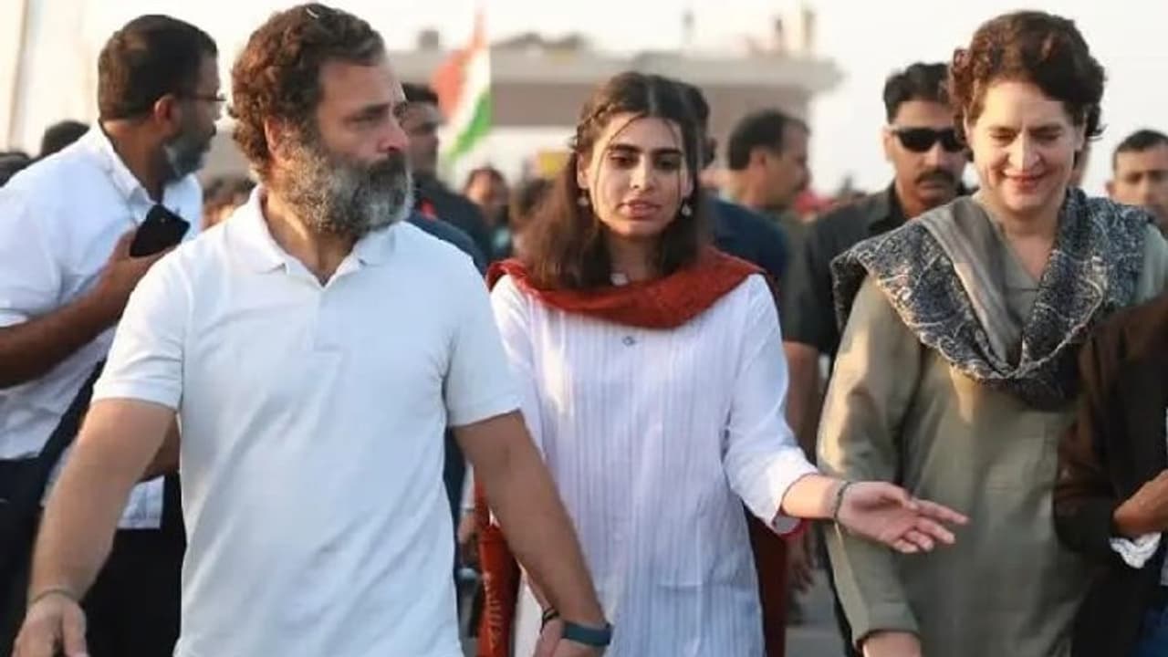 क्या राजनीति में एंट्री करने वाली हैं प्रियंका गांधी की बेटी, मां और मामा साथ यूं आईं नजर...देखिए तस्वीरें