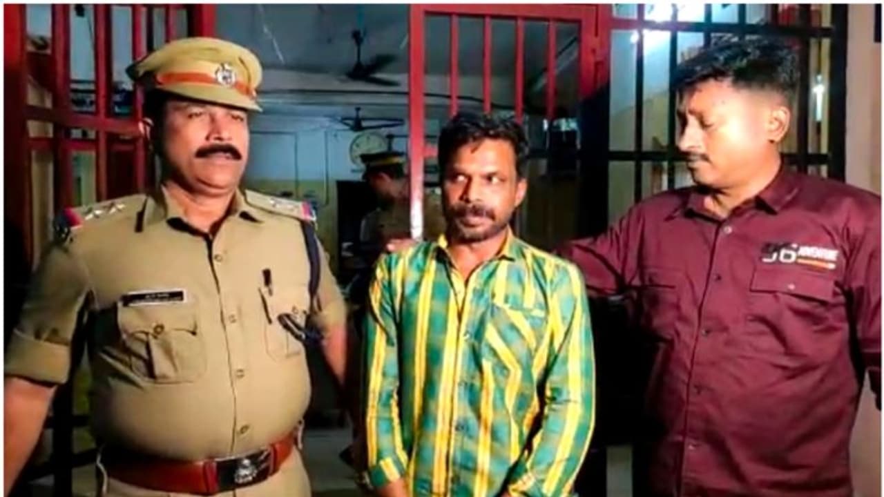 ലോറി തിരിച്ചേല്പ്പിച്ചില്ല; ഗുണ്ടാ സംഘം തട്ടികൊണ്ടുപോയ കാപ്പ കേസ് പ്രതിയെ പൊലീസ് കണ്ടെത്തി ലോറി തിരിച്ചേല്പ്പിച്ചില്ല; ഗുണ്ടാ സംഘം തട്ടികൊണ്ടുപോയ കാപ്പ കേസ് പ്രതിയെ പൊലീസ് കണ്ടെത്തി