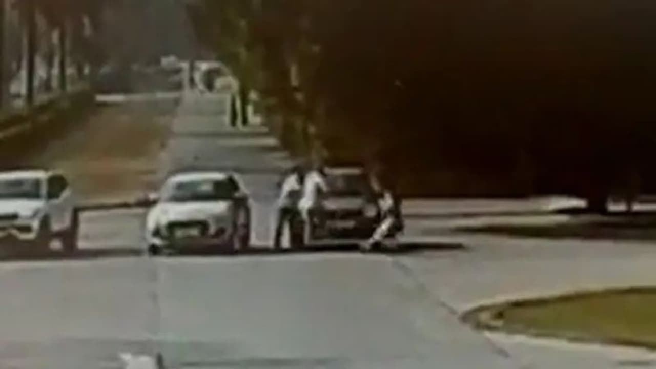 शर्मनाक! इंदौर में डॉक्टर पति और टीचर पत्नी को बीच सड़क पीटा, लोग तमाशा देखते रहे कोई नहीं आया बचाने शर्मनाक! इंदौर में डॉक्टर पति और टीचर पत्नी को बीच सड़क पीटा, लोग तमाशा देखते रहे कोई नहीं आया बचाने