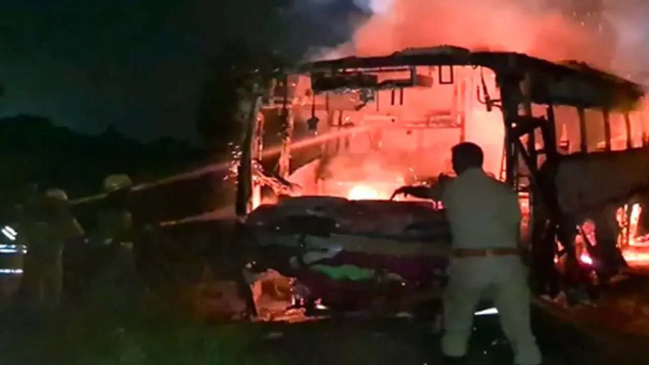 பயங்கரம்! தனியார் பேருந்தில் தீ விபத்து.. நூலிழையில் 50 பயணிகள் தப்பித்தது எப்படி? திக்.. திக்.. நிமிடங்கள்.!