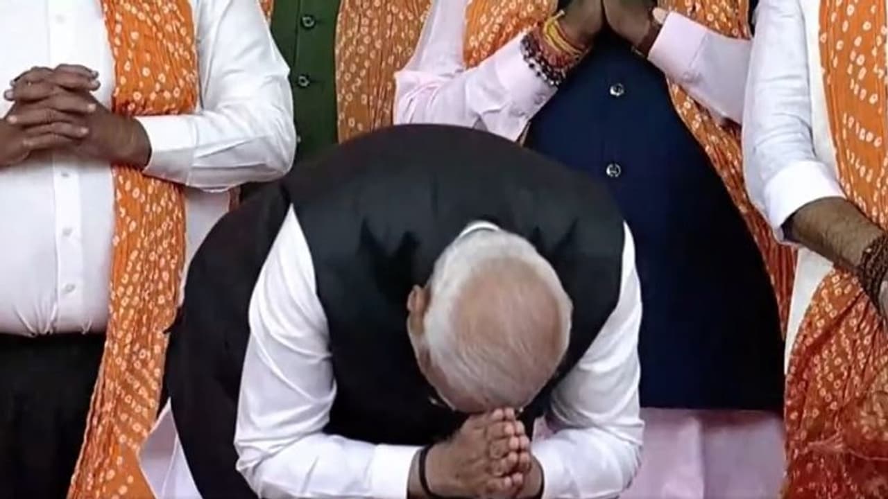 रिकॉर्ड जीत के लिए PM नरेंद्र मोदी ने गुजरात की जनता को दिया धन्यवाद, मंच पर झुककर किया नमन रिकॉर्ड जीत के लिए PM नरेंद्र मोदी ने गुजरात की जनता को दिया धन्यवाद, मंच पर झुककर किया नमन