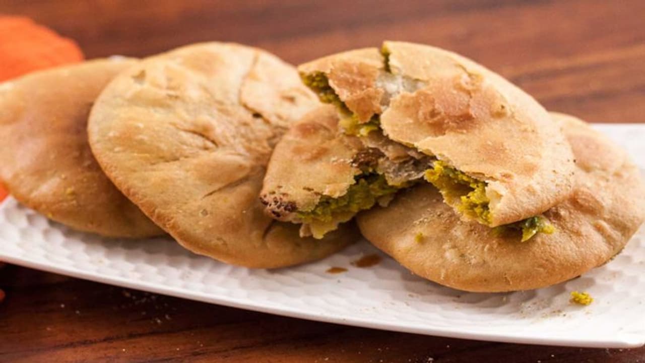 आलू प्याज या दाल की कचौड़ी छोड़ इस बार अपनी पार्टी में बनाएं मटर की स्पेशल कचौड़ी