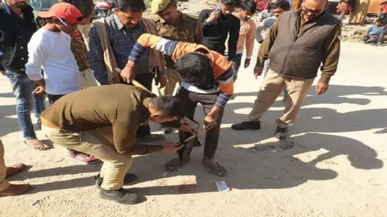 मथुरा: 6 लड़कों ने पीट पीटकर उतारा मौत के घाट, जानिए बर्थडे पार्टी के बाद युवक को क्यों मिली दर्दनाक मौत मथुरा: 6 लड़कों ने पीट पीटकर उतारा मौत के घाट, जानिए बर्थडे पार्टी के बाद युवक को क्यों मिली दर्दनाक मौत