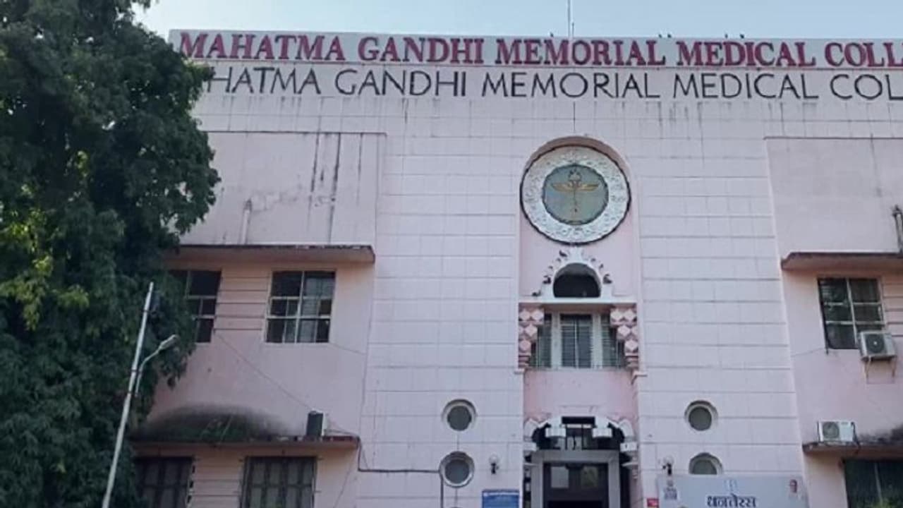 ವಿದ್ಯಾರ್ಥಿನಿಯಾಗಿ ನಟಿಸಿ ರ್ಯಾಗಿಂಗ್ ಕೇಸ್ ಆರೋಪಿಗಳನ್ನು ಪತ್ತೆಹಚ್ಚಿದ ಮಹಿಳಾ ಪೊಲೀಸ್..! ವಿದ್ಯಾರ್ಥಿನಿಯಾಗಿ ನಟಿಸಿ ರ್ಯಾಗಿಂಗ್ ಕೇಸ್ ಆರೋಪಿಗಳನ್ನು ಪತ್ತೆಹಚ್ಚಿದ ಮಹಿಳಾ ಪೊಲೀಸ್..!