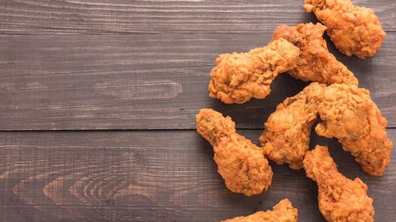 കെഎഫ്സി എല്ല് കൊണ്ട് പെയിന്റ് തയ്യാറാക്കുന്ന ചിത്രകാരി; വീഡിയോ കെഎഫ്സി എല്ല് കൊണ്ട് പെയിന്റ് തയ്യാറാക്കുന്ന ചിത്രകാരി; വീഡിയോ