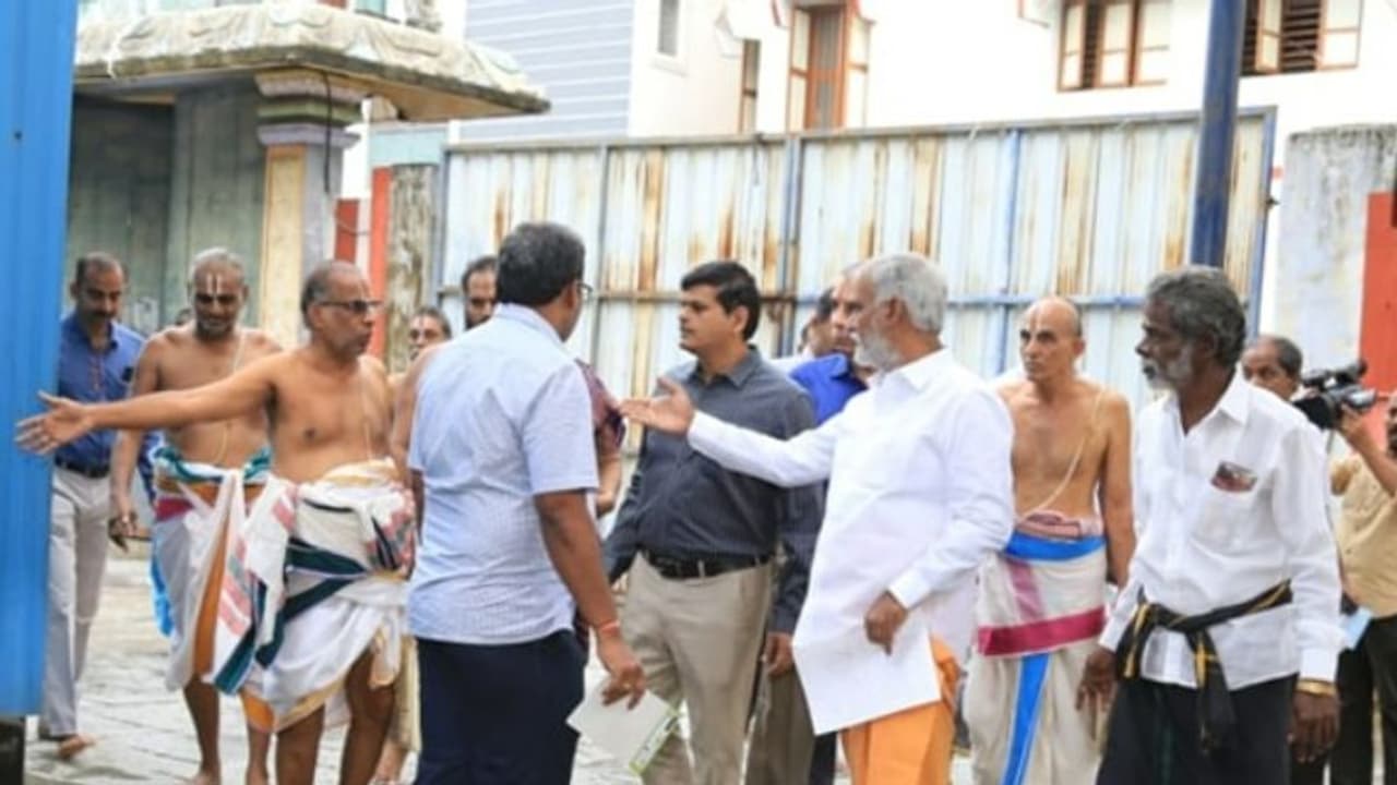 தைத்திருநாள்: அர்ச்சகர்கள், பணியாளர்களுக்கு புத்தாடை வழங்கிய அறநிலையத்துறை