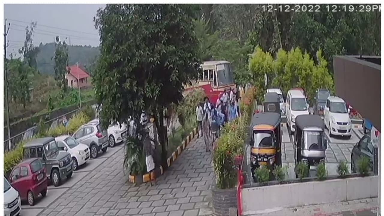 യാത്രക്കാരന് അപസ്മാരം, കുഴഞ്ഞുവീണു; കെഎസ്ആർടിസി ബസ് ഒരു കിലോമീറ്റർ തിരികെ ഓടിച്ച് ആശുപത്രിയിലെത്തിച്ചു