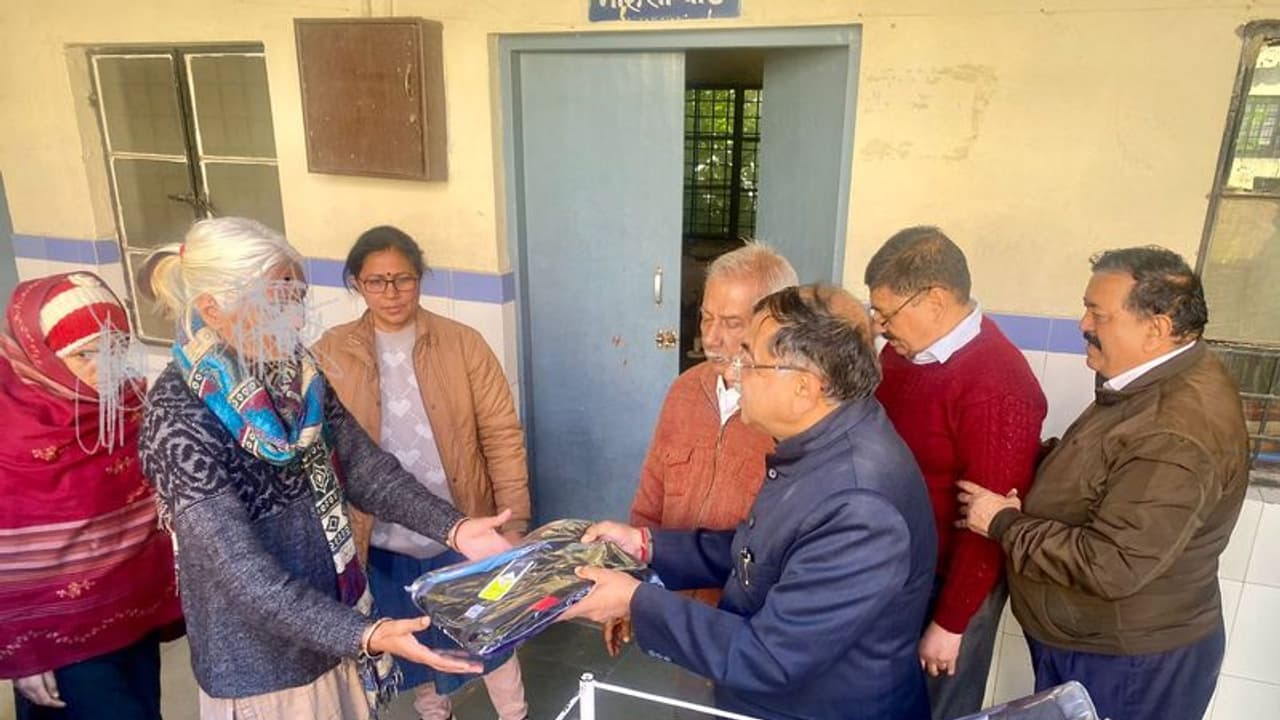 उत्तराखंड के एकमात्र मानसिक स्वास्थ्य अस्पताल में हर महीना सेवा करेंगे पूर्व सांसद तरुण विजय, बांटे ऊनी कपड़े उत्तराखंड के एकमात्र मानसिक स्वास्थ्य अस्पताल में हर महीना सेवा करेंगे पूर्व सांसद तरुण विजय, बांटे ऊनी कपड़े