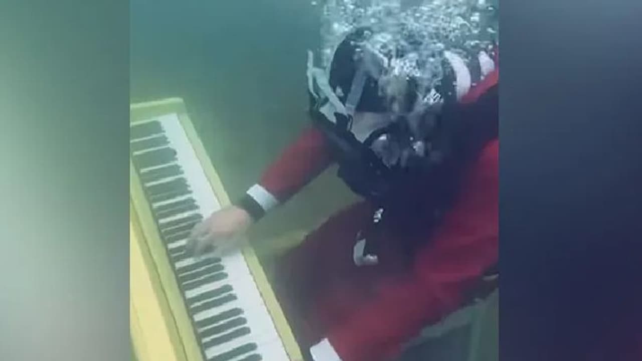 കടലിനടിയിലിരുന്ന് പിയാനോ വായിക്കുന്ന യുവാവ്; അസാധാരണമായ വീഡിയോയ്ക്ക് പിന്നില്‍....