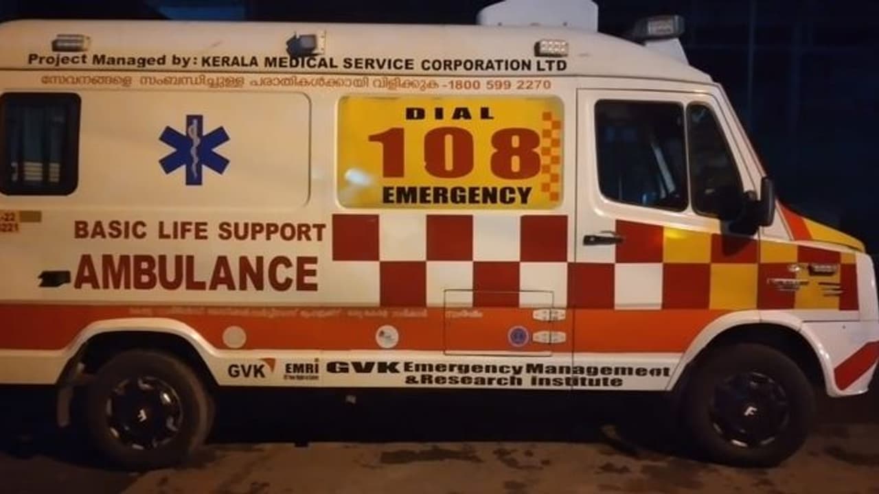 തൃശൂരിൽ ആശുപത്രിയിൽ നിന്ന് ആംബുലൻസുമായി 15 കാരൻ രോഗി മുങ്ങി, എട്ട് കിലോമീറ്റർ ഓടി ലെവൽ ക്രോസിൽ ഓഫായി, പിടിയിൽ തൃശൂരിൽ ആശുപത്രിയിൽ നിന്ന് ആംബുലൻസുമായി 15 കാരൻ രോഗി മുങ്ങി, എട്ട് കിലോമീറ്റർ ഓടി ലെവൽ ക്രോസിൽ ഓഫായി, പിടിയിൽ