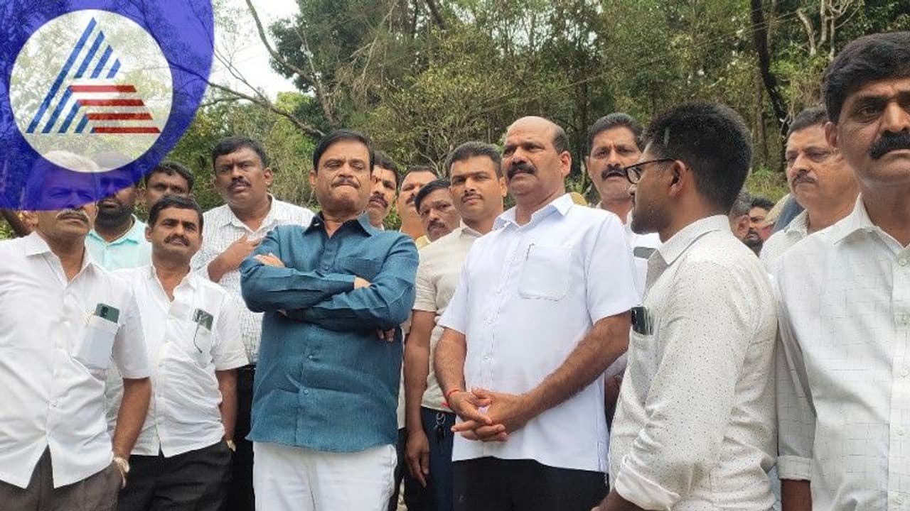 Chikkamagaluru: ಅಡಕೆ ತೋಟ ವೀಕ್ಷಣೆ ಮಾಡಿದ ಸಚಿವ ಮುನಿರತ್ನ; ಚುನಾವಣಾ ಬಹಿಷ್ಕರಿಸುವುದಾಗಿ ಎಚ್ಚರಿಕೆ ನೀಡಿದ ರೈತರು! Chikkamagaluru: ಅಡಕೆ ತೋಟ ವೀಕ್ಷಣೆ ಮಾಡಿದ ಸಚಿವ ಮುನಿರತ್ನ; ಚುನಾವಣಾ ಬಹಿಷ್ಕರಿಸುವುದಾಗಿ ಎಚ್ಚರಿಕೆ ನೀಡಿದ ರೈತರು!