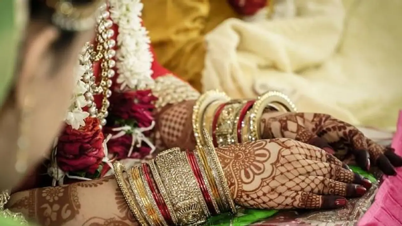 ಅದ್ಧೂರಿಯಾಗಿ ಹೊಸ ವರ್ಷ ಆಚರಣೆ, ಬೆಳಗ್ಗೆ ಎದ್ದಾಗ 13 ಲಕ್ಷ ರೂ ಒಡವೆಯೊಂದಿಗೆ ಪತ್ನಿ ಪರಾರಿ! ಅದ್ಧೂರಿಯಾಗಿ ಹೊಸ ವರ್ಷ ಆಚರಣೆ, ಬೆಳಗ್ಗೆ ಎದ್ದಾಗ 13 ಲಕ್ಷ ರೂ ಒಡವೆಯೊಂದಿಗೆ ಪತ್ನಿ ಪರಾರಿ!