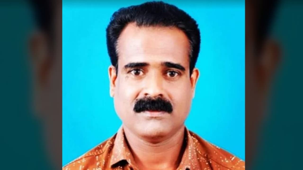 പ്രായപൂര്ത്തിയാകാത്ത കുട്ടികളെ മര്ദ്ദിച്ചു; കേസെടുത്തതിന് പിന്നാലെ അച്ഛന് വീടിനുള്ളില് തൂങ്ങി മരിച്ചു പ്രായപൂര്ത്തിയാകാത്ത കുട്ടികളെ മര്ദ്ദിച്ചു; കേസെടുത്തതിന് പിന്നാലെ അച്ഛന് വീടിനുള്ളില് തൂങ്ങി മരിച്ചു