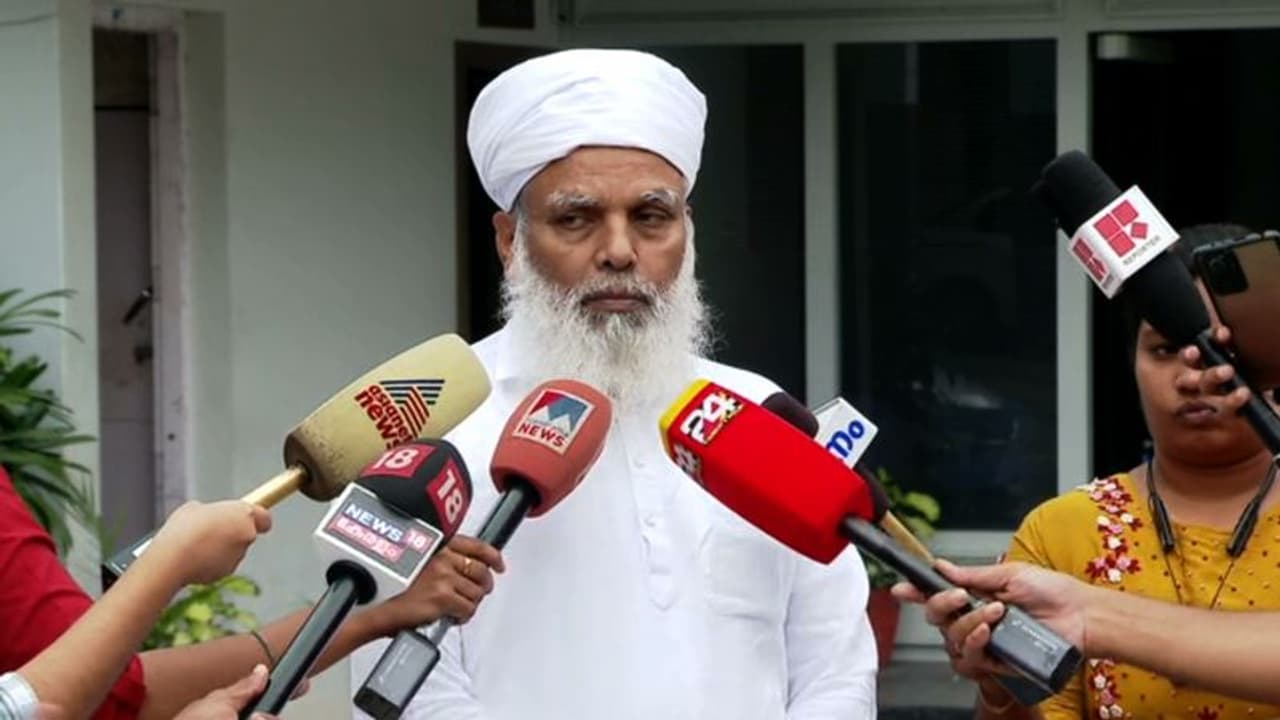 സാദിഖലി തങ്ങൾക്കെതിരായ പ്രസംഗം; ഉമ്മർ ഫൈസി മുക്കത്തിനെതിരെ പൊലീസിൽ പരാതി, കേസെടുക്കണമെന്ന് ആവശ്യം സാദിഖലി തങ്ങൾക്കെതിരായ പ്രസംഗം; ഉമ്മർ ഫൈസി മുക്കത്തിനെതിരെ പൊലീസിൽ പരാതി, കേസെടുക്കണമെന്ന് ആവശ്യം