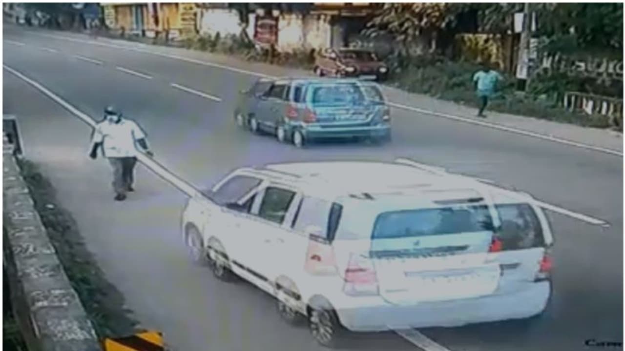 പ്രഭാത സവാരിക്കിടെ കാറിടിച്ച് ഗൃഹനാഥന് മരിച്ചു; സിസിടിവി ദൃശ്യം പുറത്ത് പ്രഭാത സവാരിക്കിടെ കാറിടിച്ച് ഗൃഹനാഥന് മരിച്ചു; സിസിടിവി ദൃശ്യം പുറത്ത്