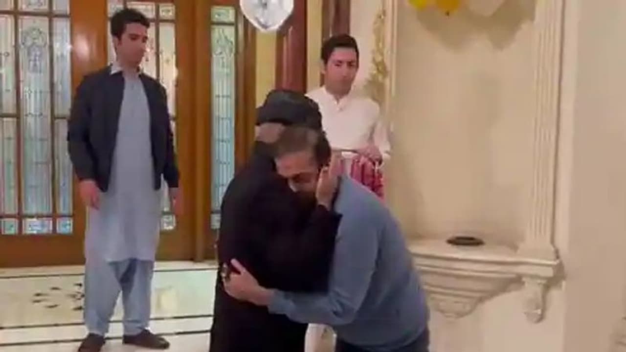 നാലുകൊല്ലം മുന്പ് നാടുവിട്ട മകന് തിരിച്ചെത്തി; കെട്ടിപ്പിടിച്ച് മാലയിട്ട് സ്വീകരിച്ച് പാക് പ്രധാനമന്ത്രി നാലുകൊല്ലം മുന്പ് നാടുവിട്ട മകന് തിരിച്ചെത്തി; കെട്ടിപ്പിടിച്ച് മാലയിട്ട് സ്വീകരിച്ച് പാക് പ്രധാനമന്ത്രി