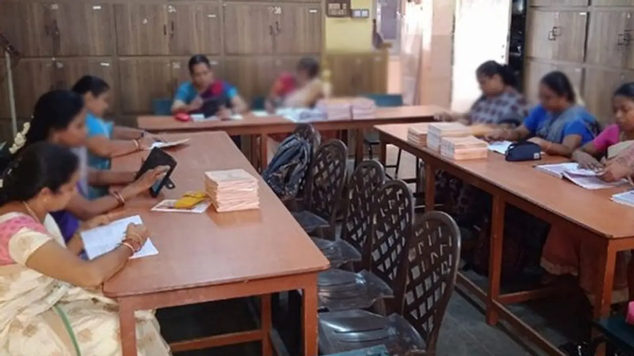 ജീൻസ്, ലെഗിൻസ്, ആഡംബര വസ്ത്രങ്ങൾ, കടുംനിറം എന്നിവ സ്കൂളിന് പുറത്ത്; അധ്യാപകർക്ക് ഡ്രെസ് കോഡുമായി അസം