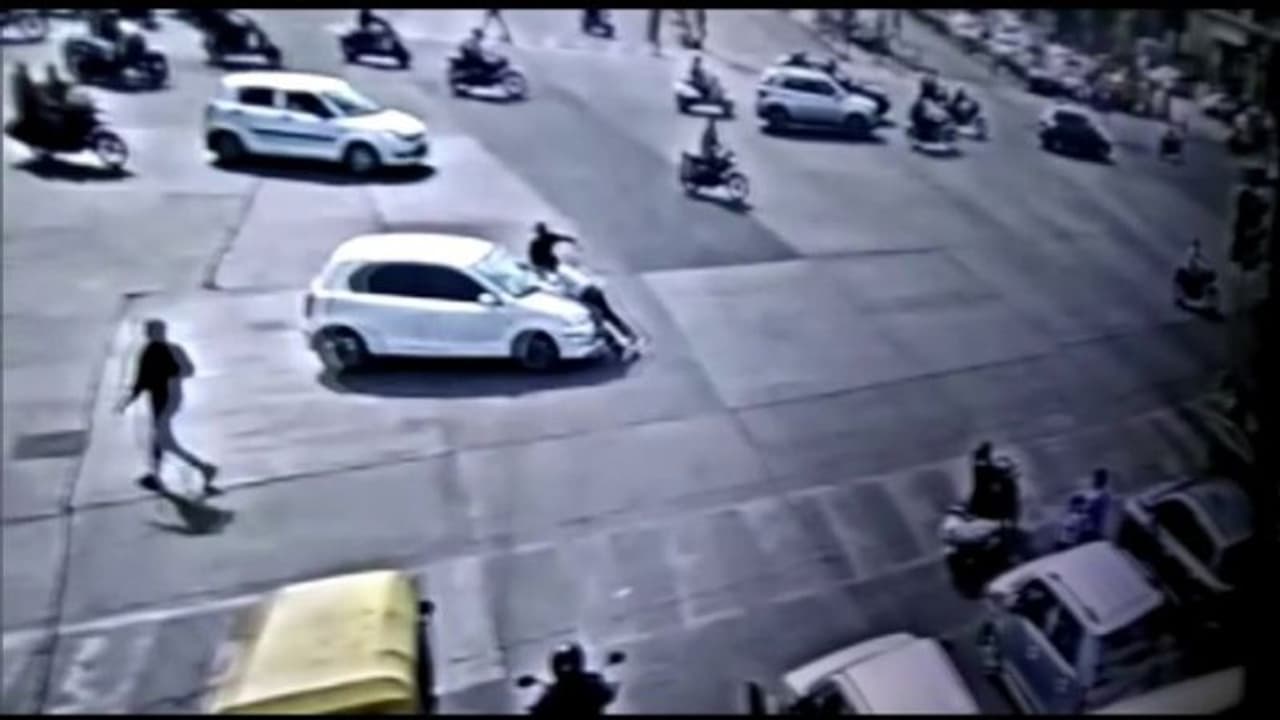 तेज रफ्तार कार ने ट्रैफिक हवलदार को मारी टक्कर, 4 किमी तक बोनट पर लटका रहा, ऐसे बची जान तेज रफ्तार कार ने ट्रैफिक हवलदार को मारी टक्कर, 4 किमी तक बोनट पर लटका रहा, ऐसे बची जान