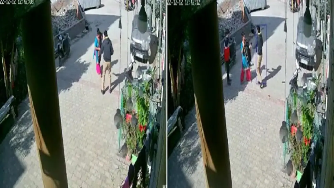 गाजियाबाद: घर के बाहर बैठी महिला से बंदूक दिखाकर दिनदहाड़े लूटपाट, पूर्व CM अखिलेश ने UP सरकार पर साधा निशाना गाजियाबाद: घर के बाहर बैठी महिला से बंदूक दिखाकर दिनदहाड़े लूटपाट, पूर्व CM अखिलेश ने UP सरकार पर साधा निशाना