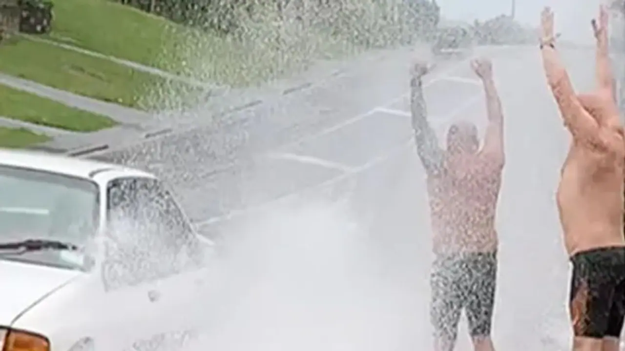 റോഡിലെ വെള്ളം തെറിപ്പിക്കാന്‍ വാഹനങ്ങളോട് ഇങ്ങോട്ട് ആവശ്യപ്പെടുന്നത് കണ്ടിട്ടുണ്ടോ? വൈറലായി വീഡിയോ 