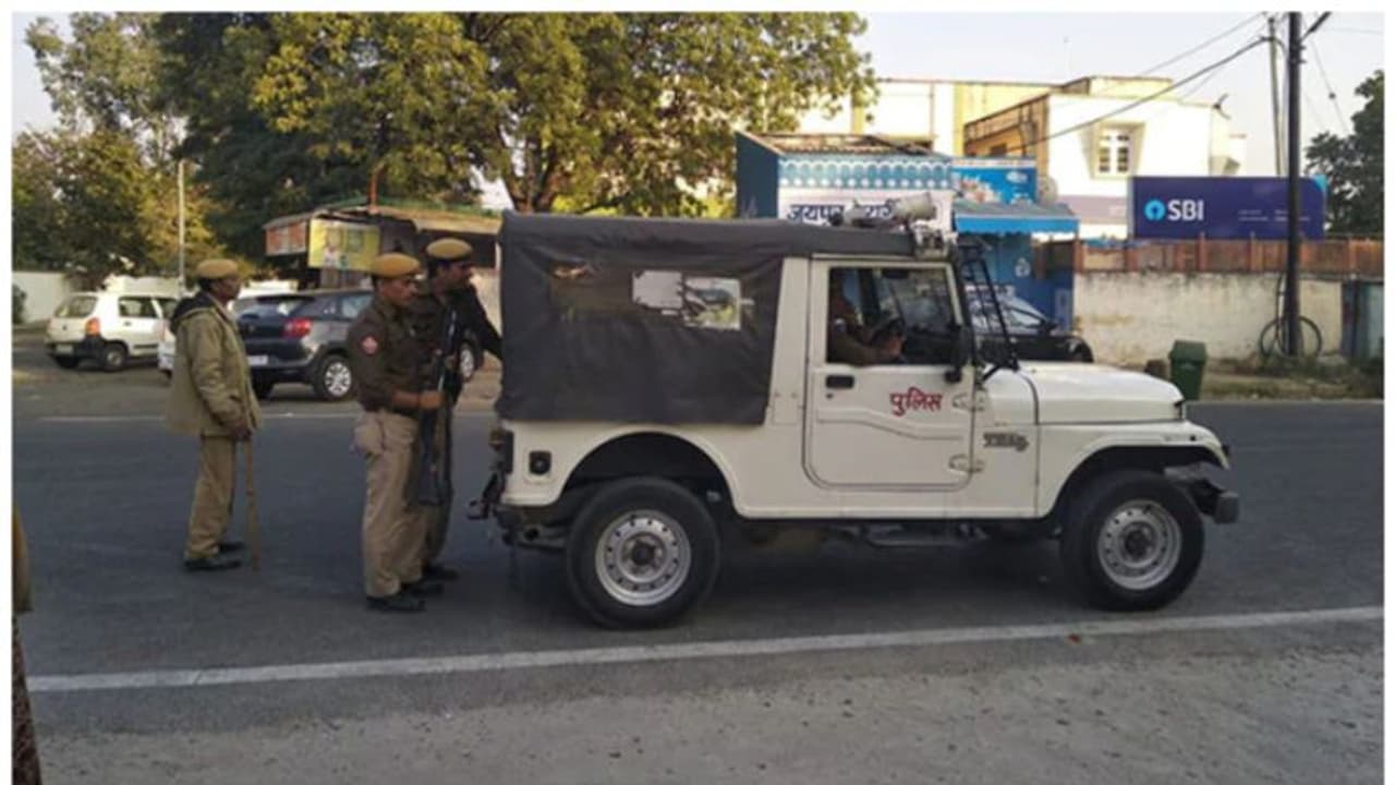 കയറിനെച്ചൊല്ലി പൊതുസ്ഥലത്ത് തർക്കം; രണ്ട് പൊലീസ് ഉദ്യോഗസ്ഥർക്ക് സസ്പെൻഷൻ കയറിനെച്ചൊല്ലി പൊതുസ്ഥലത്ത് തർക്കം; രണ്ട് പൊലീസ് ഉദ്യോഗസ്ഥർക്ക് സസ്പെൻഷൻ