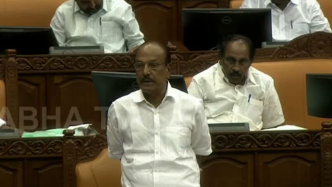 സമരത്തിൽ നിന്ന് സർവകലാശാലകളെ രക്ഷിക്കണം, ഗവർണർ ഭരണം വേണ്ട; ഒറ്റ ചാൻസലർ മതിയെന്നും കുഞ്ഞാലിക്കുട്ടി സമരത്തിൽ നിന്ന് സർവകലാശാലകളെ രക്ഷിക്കണം, ഗവർണർ ഭരണം വേണ്ട; ഒറ്റ ചാൻസലർ മതിയെന്നും കുഞ്ഞാലിക്കുട്ടി