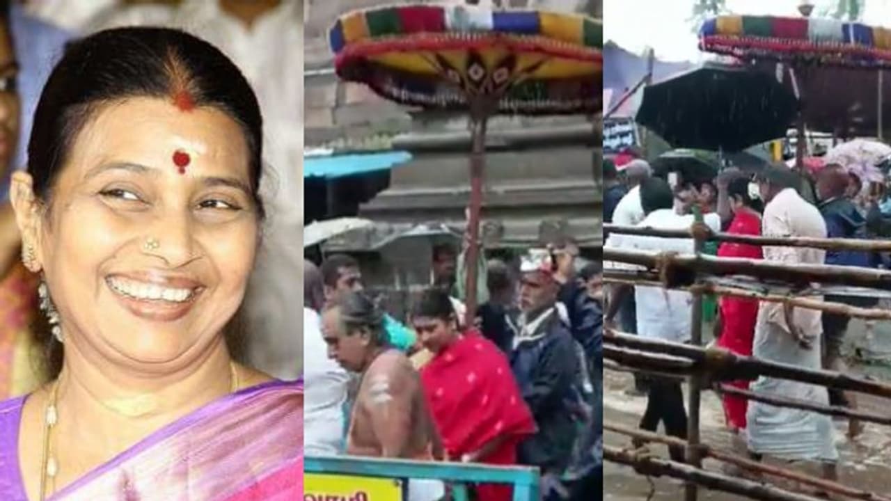 ക്ഷേത്ര ദര്ശനത്തിനിടെ മഴ; സ്റ്റാലിന്റെ ഭാര്യക്ക് ചൂടാന് മുത്തുക്കുട, പ്രതിഷ്ഠയ്ക്ക് കറുത്ത കുട, വിവാദം ക്ഷേത്ര ദര്ശനത്തിനിടെ മഴ; സ്റ്റാലിന്റെ ഭാര്യക്ക് ചൂടാന് മുത്തുക്കുട, പ്രതിഷ്ഠയ്ക്ക് കറുത്ത കുട, വിവാദം