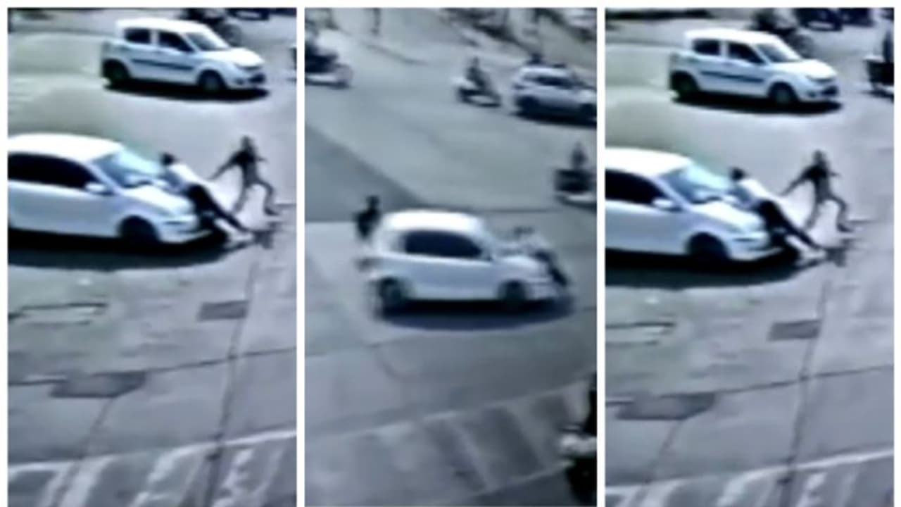 പിഴ ആവശ്യപ്പെട്ട പൊലീസുകാരനെ കാറിന്റെ ബോണറ്റിൽ വെച്ച് 4 കിലോമീറ്റർ ഓടിച്ച് ഡ്രൈവർ; അറസ്റ്റ്, വീഡിയോ പിഴ ആവശ്യപ്പെട്ട പൊലീസുകാരനെ കാറിന്റെ ബോണറ്റിൽ വെച്ച് 4 കിലോമീറ്റർ ഓടിച്ച് ഡ്രൈവർ; അറസ്റ്റ്, വീഡിയോ