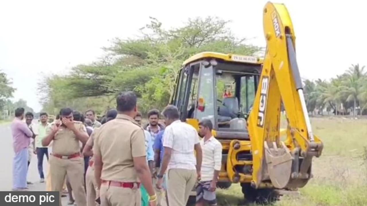 बाइक पर खुशी खुशी जा रहे थे दो दोस्त, लेकिन एक गलती कर बैठे और हो गई मौत...अलर्ट करता है ये एक्सीडेंट बाइक पर खुशी खुशी जा रहे थे दो दोस्त, लेकिन एक गलती कर बैठे और हो गई मौत...अलर्ट करता है ये एक्सीडेंट