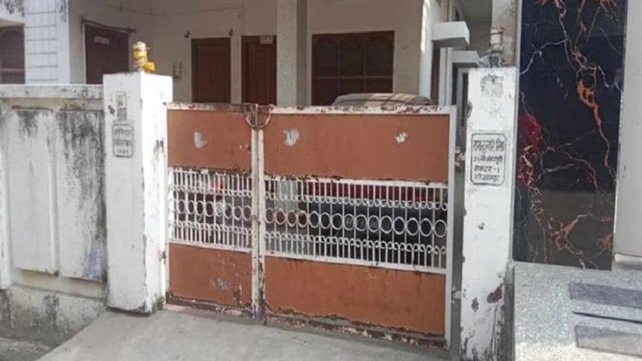 पैसों के लालच में मां का कातिल बना इकलौता बेटा, 4 दिन तक घर में ही छिपाया शव, बदबू भगाने के लिए जलाई अगरबत्ती पैसों के लालच में मां का कातिल बना इकलौता बेटा, 4 दिन तक घर में ही छिपाया शव, बदबू भगाने के लिए जलाई अगरबत्ती