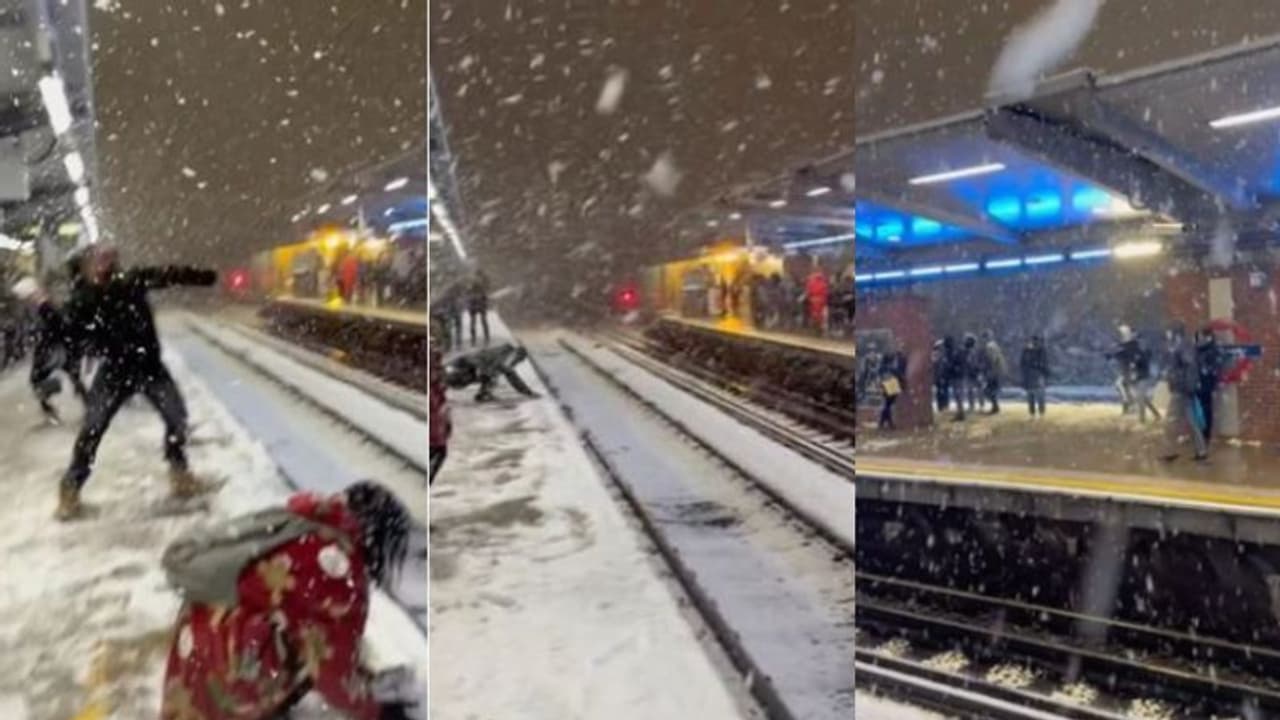 ട്രെയിന് ഗതാഗതം താറുമാറായി; മഞ്ഞ് വാരിയെറിഞ്ഞ് സമയം കളഞ്ഞ് യാത്രക്കാര് ട്രെയിന് ഗതാഗതം താറുമാറായി; മഞ്ഞ് വാരിയെറിഞ്ഞ് സമയം കളഞ്ഞ് യാത്രക്കാര്