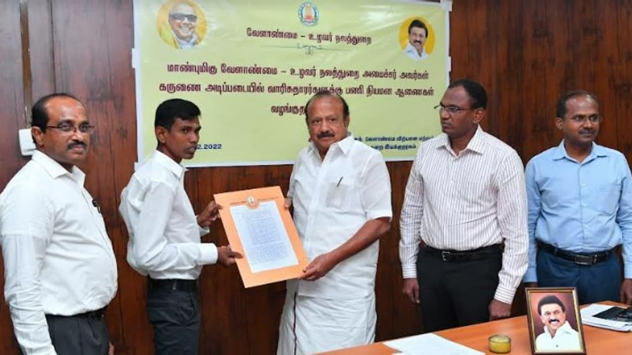 வேளாண் வணிகத்துறையில் 14 பேருக்கு வேலை... பணி நியமன ஆணையை வழங்கினார் அமைச்சர் எம்.ஆர்.கே.பன்னீர்செல்வம்!! வேளாண் வணிகத்துறையில் 14 பேருக்கு வேலை... பணி நியமன ஆணையை வழங்கினார் அமைச்சர் எம்.ஆர்.கே.பன்னீர்செல்வம்!!