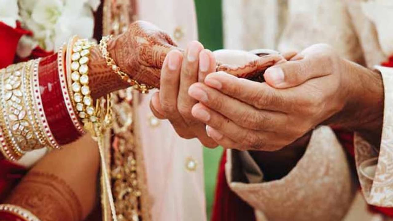 मंदसौर में दिखी अजब गजब प्रेम कहानीः प्यार की खातिर रीति रिवाज पूरा कर मंसूरी बना कृष्णा, ब्याह लाया राधा मंदसौर में दिखी अजब गजब प्रेम कहानीः प्यार की खातिर रीति रिवाज पूरा कर मंसूरी बना कृष्णा, ब्याह लाया राधा