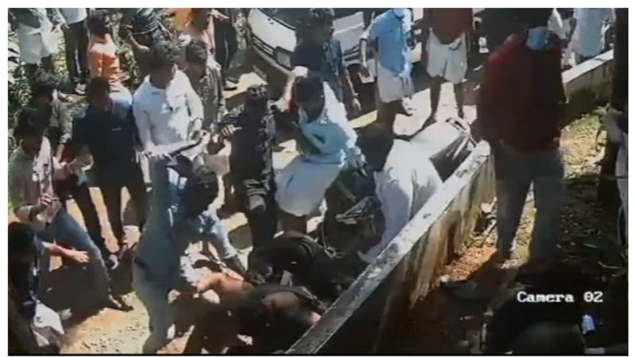 റാന്നി അങ്ങാടി ബാങ്ക് തെരഞ്ഞെടുപ്പ്: എൽഡിഎഫ് ഭരണം നിലനിർത്തി, സംഘർഷത്തിന്റെ സിസിടിവി ദൃശ്യങ്ങള് പുറത്ത് റാന്നി അങ്ങാടി ബാങ്ക് തെരഞ്ഞെടുപ്പ്: എൽഡിഎഫ് ഭരണം നിലനിർത്തി, സംഘർഷത്തിന്റെ സിസിടിവി ദൃശ്യങ്ങള് പുറത്ത്