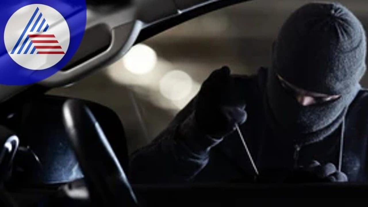 ಕಾರ್ಲ್ಲಿದ್ದವರಿಗೆ ಚಾಕು ತೋರಿಸಿ ಸುಲಿಗೆ; ಚಿನ್ನದ ಸರ, ಮೊಬೈಲ್ ಕಸಿದು ಪರಾರಿ ಕಾರ್ಲ್ಲಿದ್ದವರಿಗೆ ಚಾಕು ತೋರಿಸಿ ಸುಲಿಗೆ; ಚಿನ್ನದ ಸರ, ಮೊಬೈಲ್ ಕಸಿದು ಪರಾರಿ