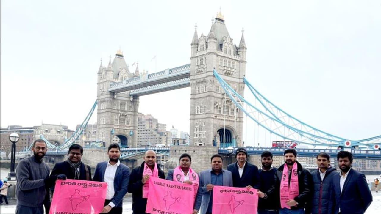 లండన్లో బీఆర్ఎస్ జెండా ఆవిష్కరణ... ‘‘దేశ్ కీ నేత కేసీఆర్’’ నినాదాలతో హోరెత్తిన టవర్ బ్రిడ్జి లండన్లో బీఆర్ఎస్ జెండా ఆవిష్కరణ... ‘‘దేశ్ కీ నేత కేసీఆర్’’ నినాదాలతో హోరెత్తిన టవర్ బ్రిడ్జి