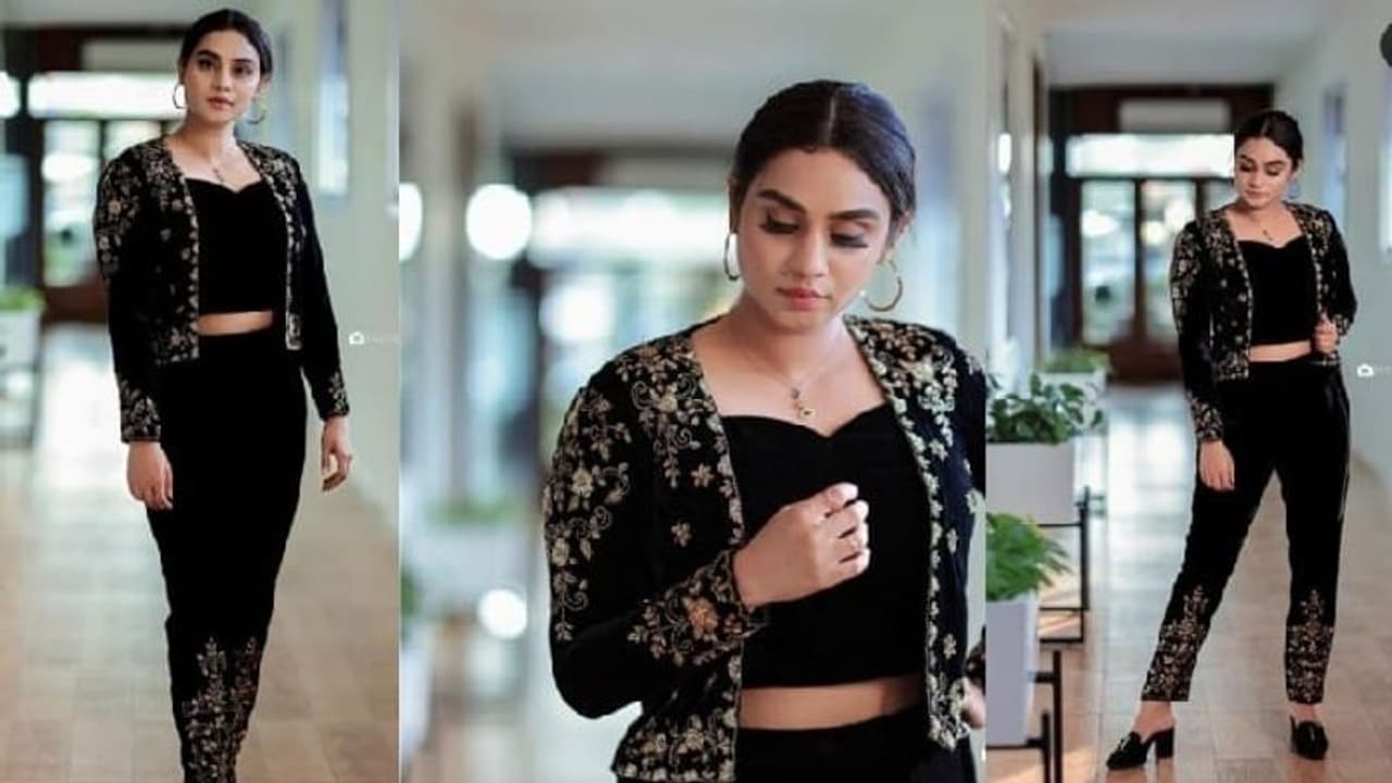 ബ്ലാക്ക് ബ്യൂട്ടിയായി ലക്ഷ്മി നക്ഷത്ര, പുതിയ ചിത്രങ്ങൾ ഏറ്റെടുത്ത് ആരാധകര് ബ്ലാക്ക് ബ്യൂട്ടിയായി ലക്ഷ്മി നക്ഷത്ര, പുതിയ ചിത്രങ്ങൾ ഏറ്റെടുത്ത് ആരാധകര്