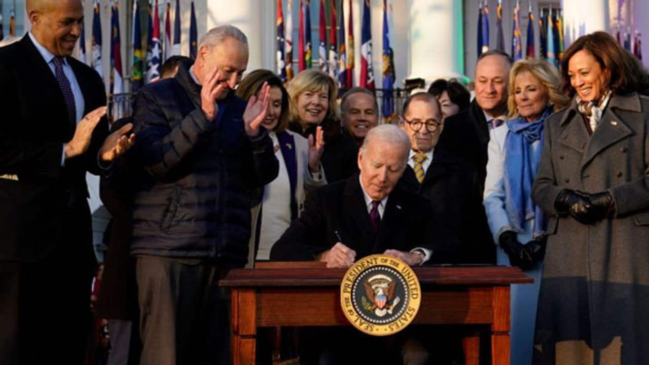 अमेरिका में जश्न का माहौल: ऐतिहासिक फैसला, समलैंगिक मैरिज को कानूनी मान्यता, बाइडेन ने किए साइन अमेरिका में जश्न का माहौल: ऐतिहासिक फैसला, समलैंगिक मैरिज को कानूनी मान्यता, बाइडेन ने किए साइन