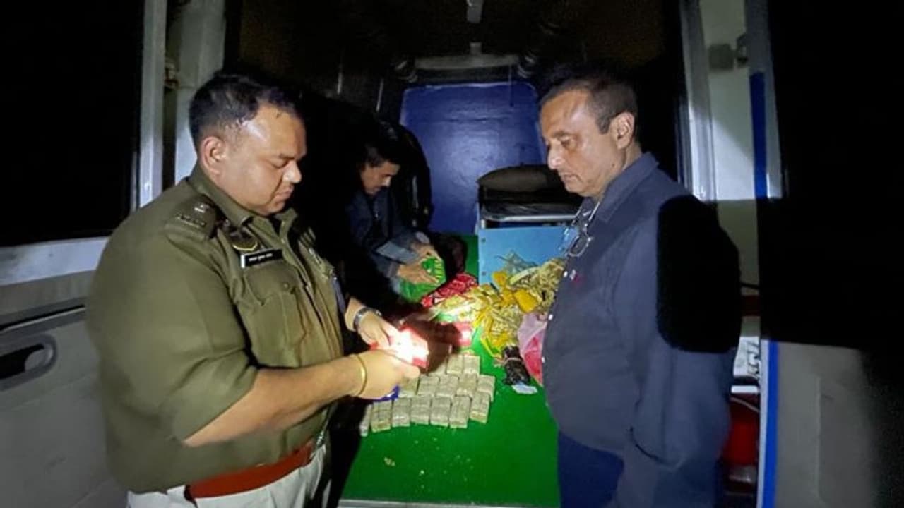 यदि पुलिस एम्बुलेंस को रास्ता दे देती, तो बड़ा कांड हो जाता,अंदर खोलकर देखा, तो उड़ गए होश, Shocking रिपोर्ट