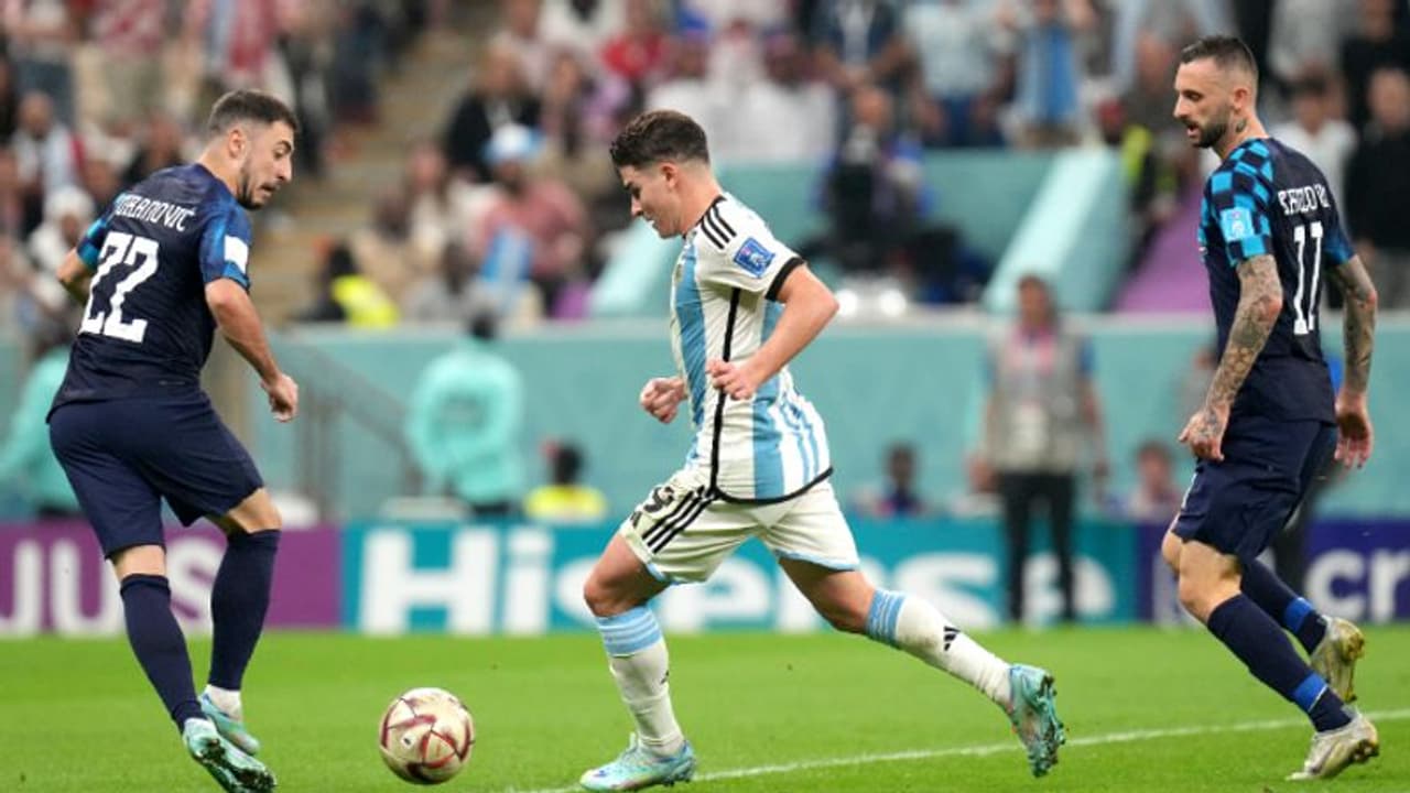 അവനൊരു ഒറ്റയാനായി, പിന്നെ ഒറ്റക്കുതിപ്പ്; കാണാം ആല്‍വാരസിന്‍റെ സോളോ ഗോള്‍ വീഡിയോ