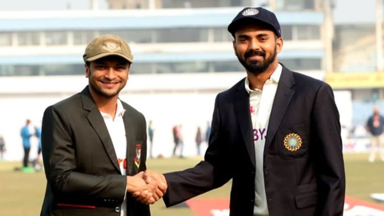 BAN vs IND: முதல் டெஸ்ட் டாஸ் ரிப்போர்ட்.. 3 ஸ்பின்னர்களுடன் களமிறங்கிய இந்திய அணி BAN vs IND: முதல் டெஸ்ட் டாஸ் ரிப்போர்ட்.. 3 ஸ்பின்னர்களுடன் களமிறங்கிய இந்திய அணி