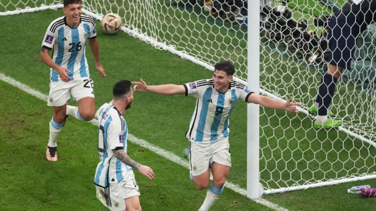 ഇരട്ട ഗോളുമായി ആല്‍വാരസ് ഇരച്ചെത്തി, റെക്കോര്‍ഡ്; ഗോൾഡൻ ബൂട്ട് പോരാട്ടം കടുത്തു