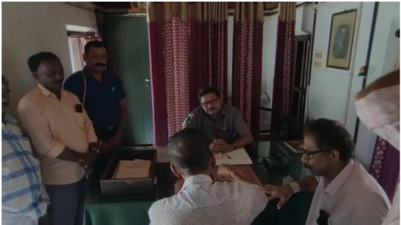 തീർത്ഥാടകർക്ക് ഇടത്താവളം ഇല്ല; നെയ്യാറ്റിൻകരയിൽ ദേവസ്വം ബോർഡ് അസിസ്റ്റന്റ് കമ്മീഷണറെ ഉപരോധിച്ചു തീർത്ഥാടകർക്ക് ഇടത്താവളം ഇല്ല; നെയ്യാറ്റിൻകരയിൽ ദേവസ്വം ബോർഡ് അസിസ്റ്റന്റ് കമ്മീഷണറെ ഉപരോധിച്ചു