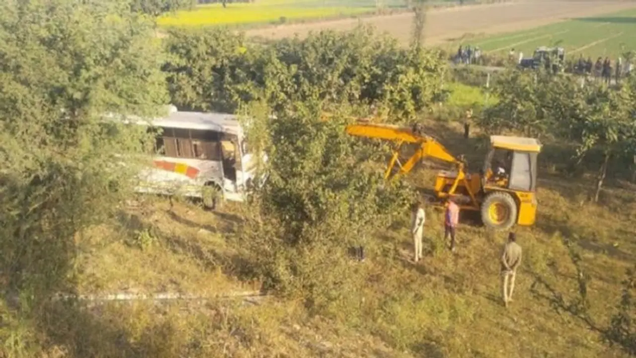 डीसीएम से टकराकर एक्सप्रेसवे से नीचे गिरी स्लीपर बस, फिरोजाबाद में हादसे के बाद 6 की मौत और 22 घायल