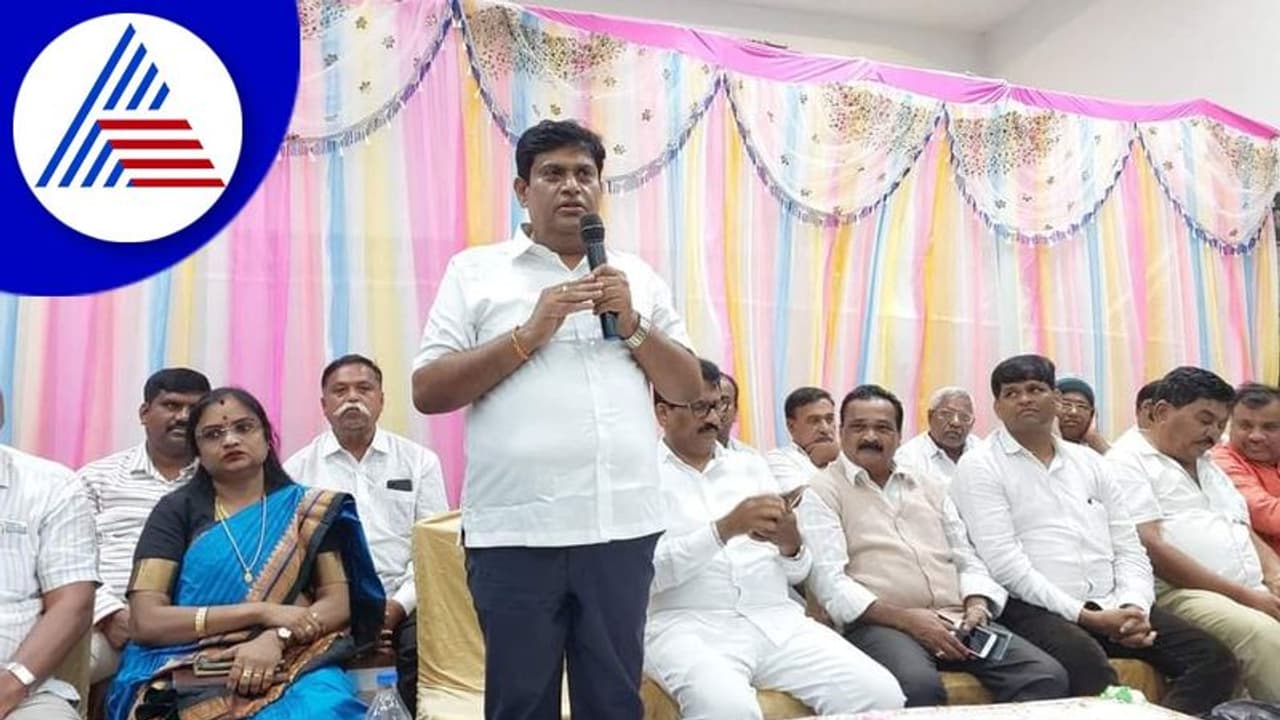 ನಾಗಮಂಗಲ ಜೆಡಿಎಸ್ನಲ್ಲಿ ಭುಗಿಲೆದ್ದ ಭಿನ್ನಮತ: ಸ್ವಪಕ್ಷೀಯ ಎಂಎಲ್ಎ ವಿರುದ್ಧವೇ ಮಾಜಿ ಎಂಎಲ್ಸಿ ಅಸಮಾಧಾನ ನಾಗಮಂಗಲ ಜೆಡಿಎಸ್ನಲ್ಲಿ ಭುಗಿಲೆದ್ದ ಭಿನ್ನಮತ: ಸ್ವಪಕ್ಷೀಯ ಎಂಎಲ್ಎ ವಿರುದ್ಧವೇ ಮಾಜಿ ಎಂಎಲ್ಸಿ ಅಸಮಾಧಾನ